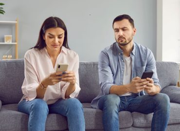 Fino a 10 anni di carcere per chi spia i messaggi WhatsApp: la svolta della Cassazione