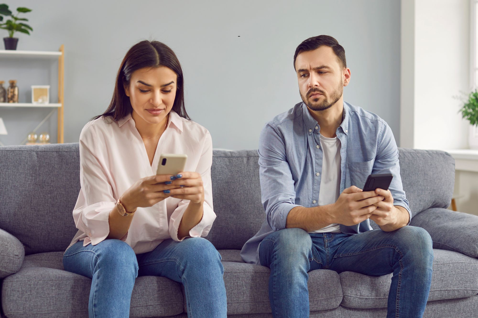 Fino a 10 anni di carcere per chi spia i messaggi WhatsApp: la svolta della Cassazione
