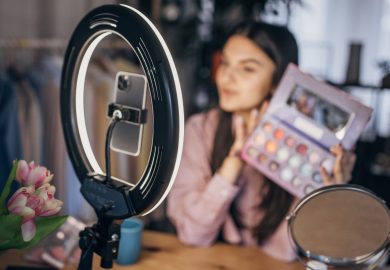 TikTok e beauty routine, quando la skincare diventa pericolosa: lo studio