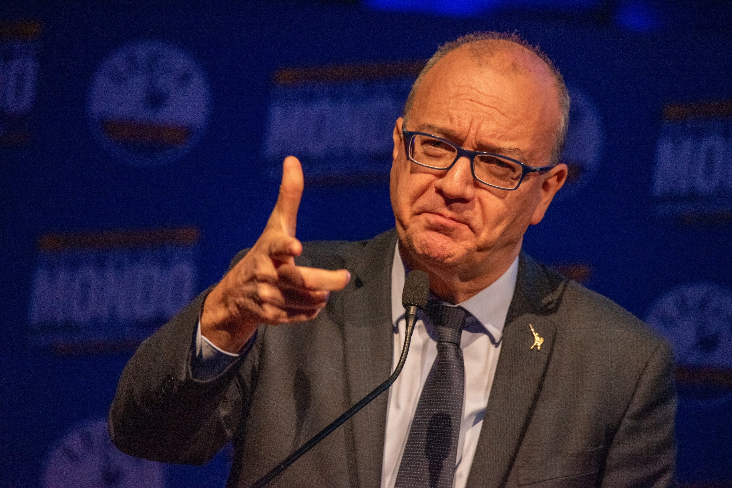 Scuola, ministro Valditara: “Divieto di smartphone anche alle superiori”