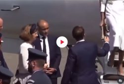 Brigitte Macron rifiuta la mano di Emmanuel scendendo dall’aereo: quando la galanteria diventa un’offesa per le donne