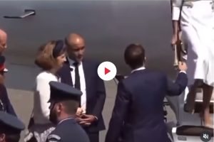 Brigitte Macron Rifiuta Mano Aereo