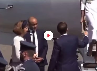 Brigitte Macron rifiuta la mano di Emmanuel scendendo dall’aereo: quando la galanteria diventa un’offesa per le donne
