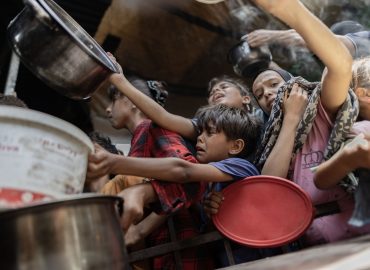 Onu: “A Gaza uccise oltre mille persone in fila per il cibo”, così la fame porta alla morte