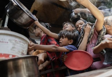 Onu: “A Gaza uccise oltre mille persone in fila per il cibo”, così la fame porta alla morte