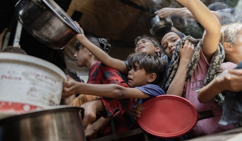 Onu: “A Gaza uccise oltre mille persone in fila per il cibo”, così la fame porta alla morte
