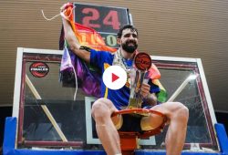 Sebastián Vega, il primo cestista argentino a fare coming out, sale sul canestro con la bandiera arcobaleno – Video