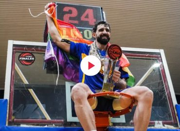 Sebastián Vega, il primo cestista argentino a fare coming out, sale sul canestro con la bandiera arcobaleno – Video
