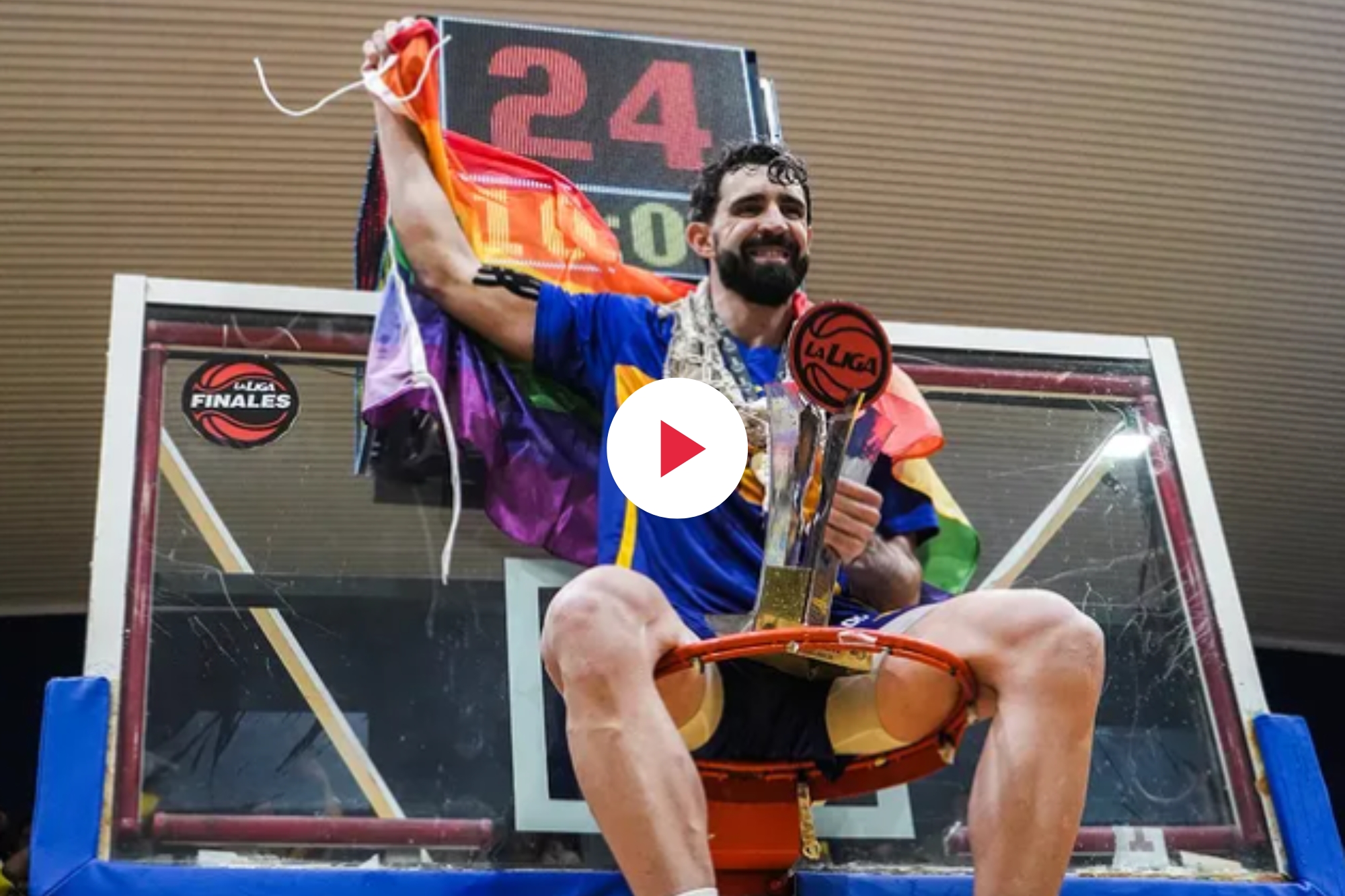 Sebastián Vega, il primo cestista argentino a fare coming out, sale sul canestro con la bandiera arcobaleno – Video