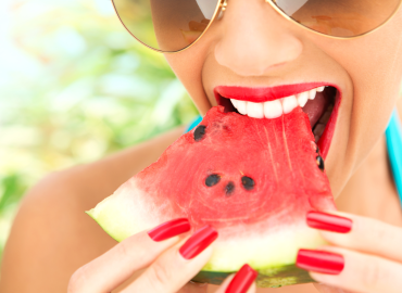 Cosa mangiare contro il caldo estivo: i cibi alleati e quelli nemici (anche la frutta può essere un problema)