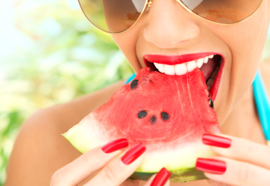 Cosa mangiare contro il caldo estivo: i cibi alleati e quelli nemici (anche la frutta può essere un problema)