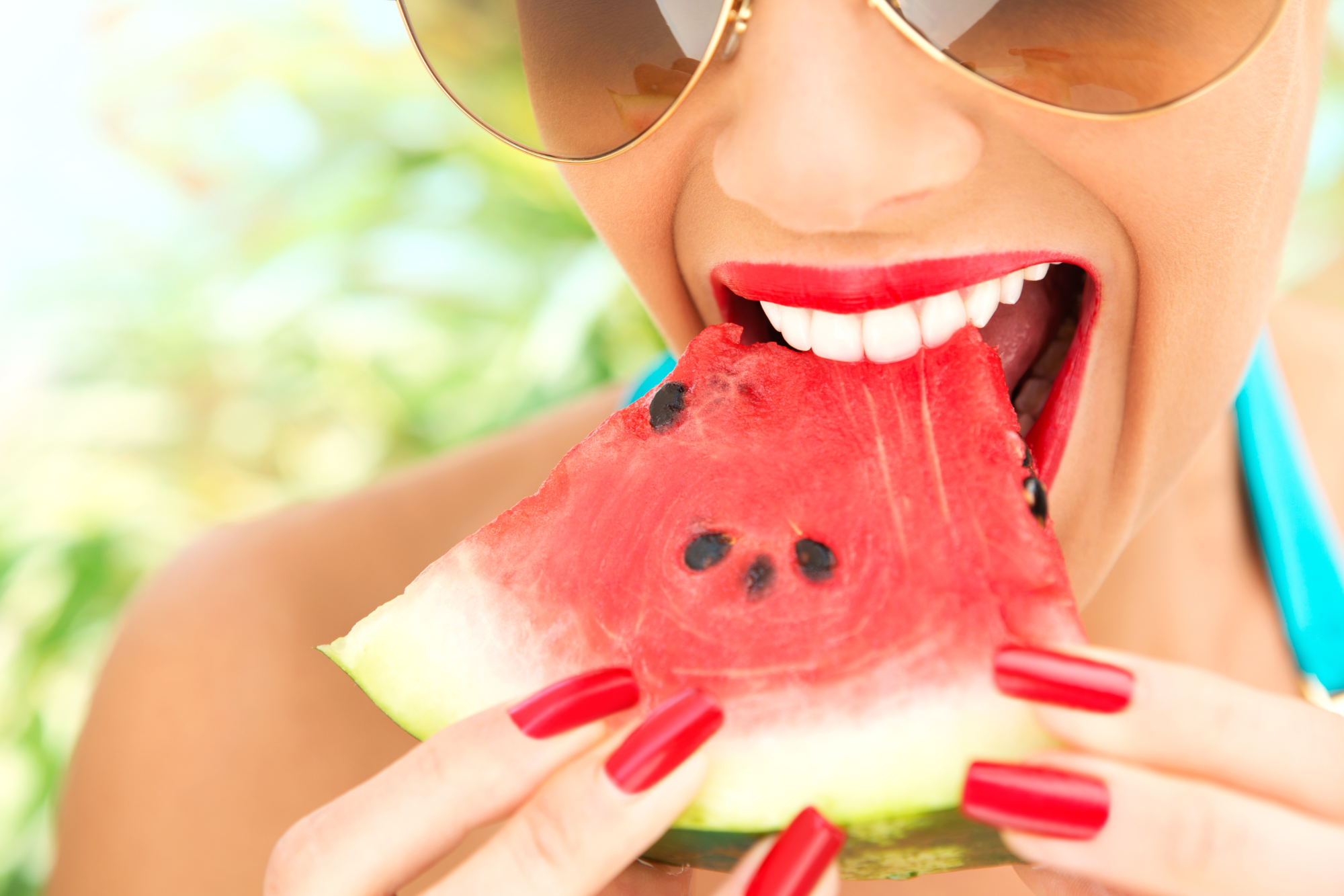Cosa mangiare contro il caldo estivo: i cibi alleati e quelli nemici (anche la frutta può essere un problema)