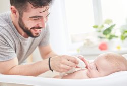 Spagna, congedo parentale retribuito esteso a 19 settimane (anche per i papà)