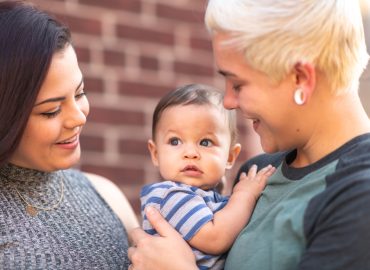 Congedo di paternità per la madre intenzionale: storico “sì” della Corte costituzionale