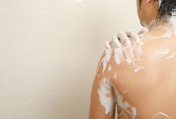 Italiani primi in Europa per docce quotidiane: i rischi per la pelle in estate