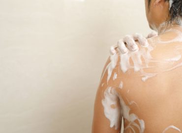 Italiani primi in Europa per docce quotidiane: i rischi per la pelle in estate