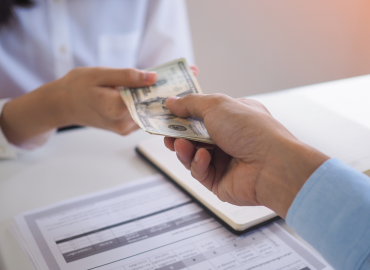 Cos’è la violenza economica e come affrontarla: il manuale ‘Conta su di te’ parla alle donne