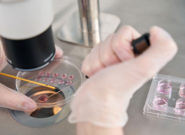 Il sorpasso delle mamme over 40 riscrive il trend della natalità