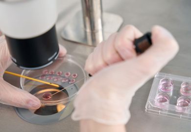 Il sorpasso delle mamme over 40 riscrive il trend della natalità