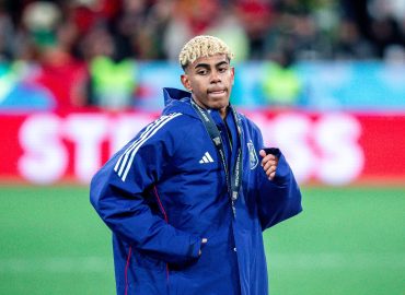 Lamine Yamal, l’associazione Adee minaccia azioni legali: “Ha assunto nani per intrattenere”