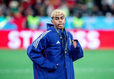 Lamine Yamal, l’associazione Adee minaccia azioni legali: “Ha assunto nani per intrattenere”