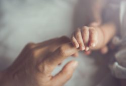 Maschio o femmina? Il sesso del neonato non è solo un caso (ma c’entra anche l’età della mamma)
