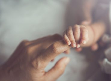 Maschio o femmina? Il sesso del neonato non è solo un caso (ma c’entra anche l’età della mamma)