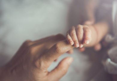 Maschio o femmina? Il sesso del neonato non è solo un caso (ma c’entra anche l’età della mamma)