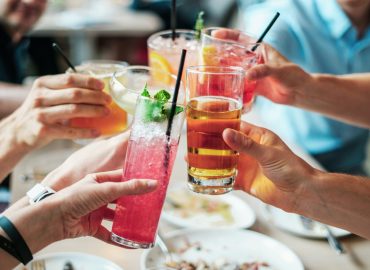 Gen Z e alcol, addio alla “gioventù bruciata”: la nuova moda è il mocktail