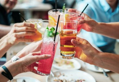 Gen Z e alcol, addio alla “gioventù bruciata”: la nuova moda è il mocktail