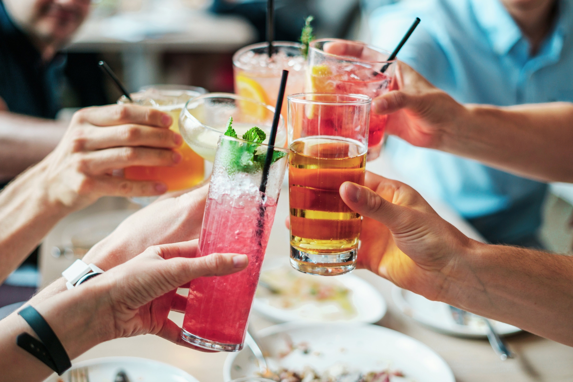 Gen Z e alcol, addio alla “gioventù bruciata”: la nuova moda è il mocktail