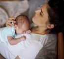 “Il pianto del neonato lo sente anche il papà”: ma perché si alza sempre la mamma?