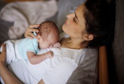 “Il pianto del neonato lo sente anche il papà”: ma perché si alza sempre la mamma?