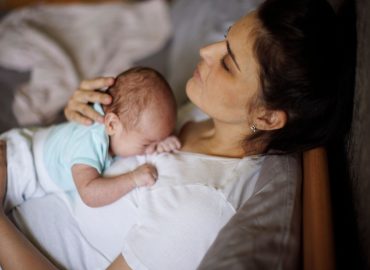 “Il pianto del neonato lo sente anche il papà”: ma perché si alza sempre la mamma?