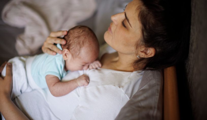 “Il pianto del neonato lo sente anche il papà”: ma perché si alza sempre la mamma?