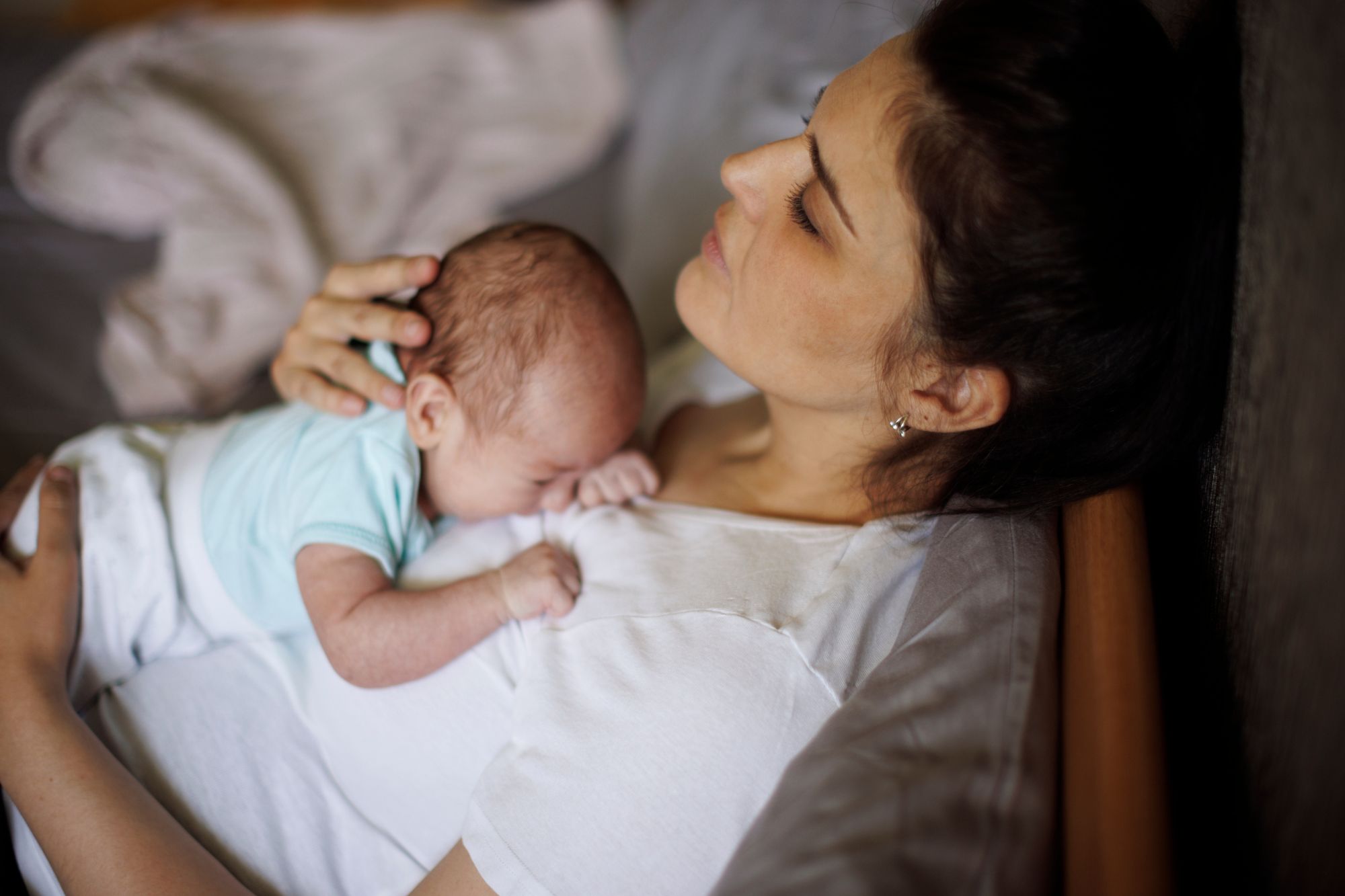“Il pianto del neonato lo sente anche il papà”: ma perché si alza sempre la mamma?