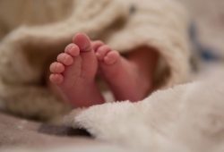 Neonati sepolti in fosse comuni in Irlanda: lo stigma sociale sulle madri single
