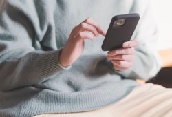 Deepfake a scuola: 17enne indagato per foto intime prodotte con l’Intelligenza artificiale