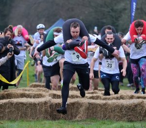 Uk: La Divertente Gara The Wife Carryng Race", Una Corsa Ad Ostacoli Con La Moglie Sulle Spalle