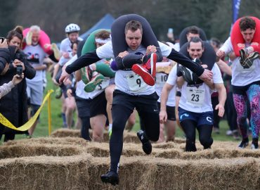 Il campionato mondiale di trasporto della moglie esiste davvero, ecco regole e dove si svolge