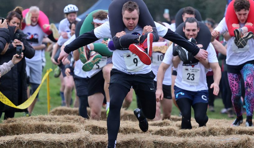 Il campionato mondiale di trasporto della moglie esiste davvero, ecco regole e dove si svolge