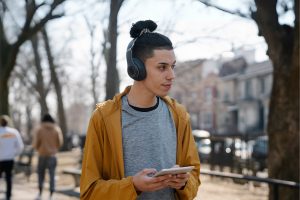 Adolescente Ascolta Musica Cuffie Canva