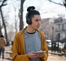 Uk vieta musica esplicita ai minorenni: impatto demografico e sociale dell’Online Safety Act