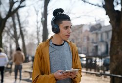 Uk vieta musica esplicita ai minorenni: impatto demografico e sociale dell’Online Safety Act