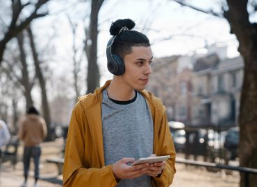 Uk vieta musica esplicita ai minorenni: impatto demografico e sociale dell’Online Safety Act