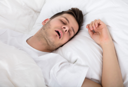 Pillola contro le apnee notturne: parte la sperimentazione per la terapia orale