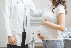 Negate cure mediche a donna incinta perché “non sposata”