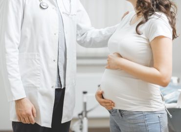 Negate cure mediche a donna incinta perché “non sposata”