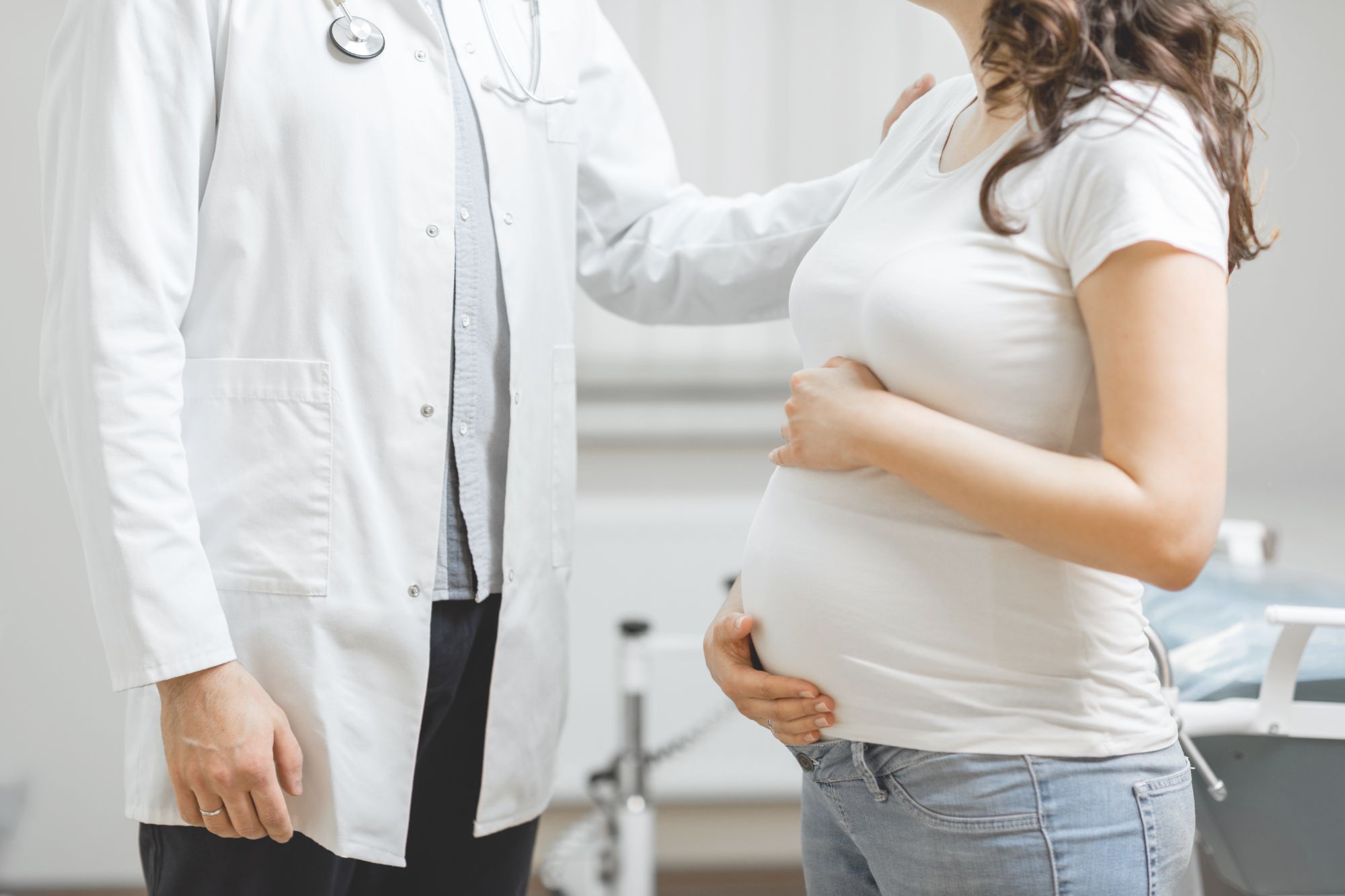 Negate cure mediche a donna incinta perché “non sposata”