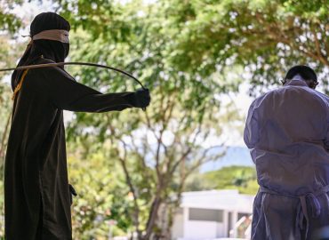 Indonesia, due studenti di 20 e 21 anni sono stati frustati 76 volte perché omosessuali